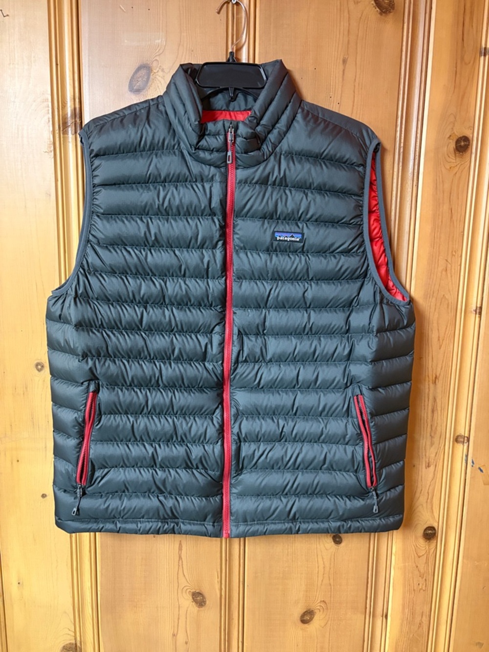 Patagonia xxl Men’s Quilted Vest in Charcoal with Red Trim